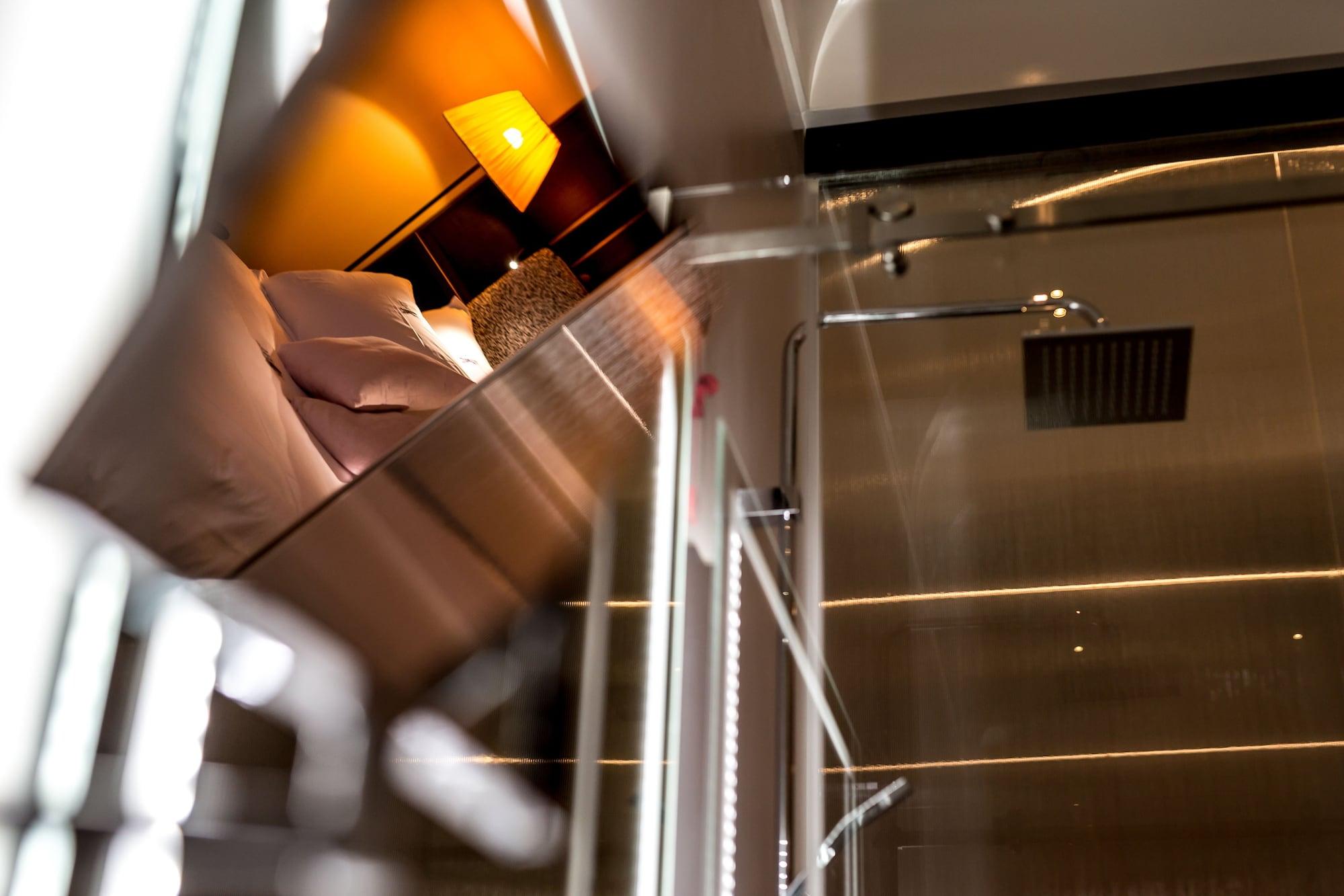 The H'All Tailor Suite Roma Exterior foto A shower in a train