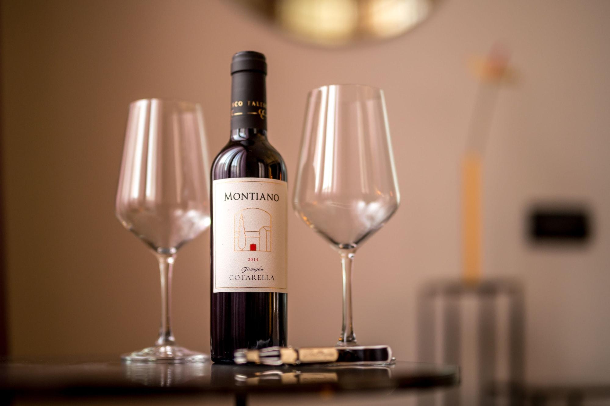 The H'All Tailor Suite Roma Exterior foto A bottle of Montepulciano d'Abruzzo DOC