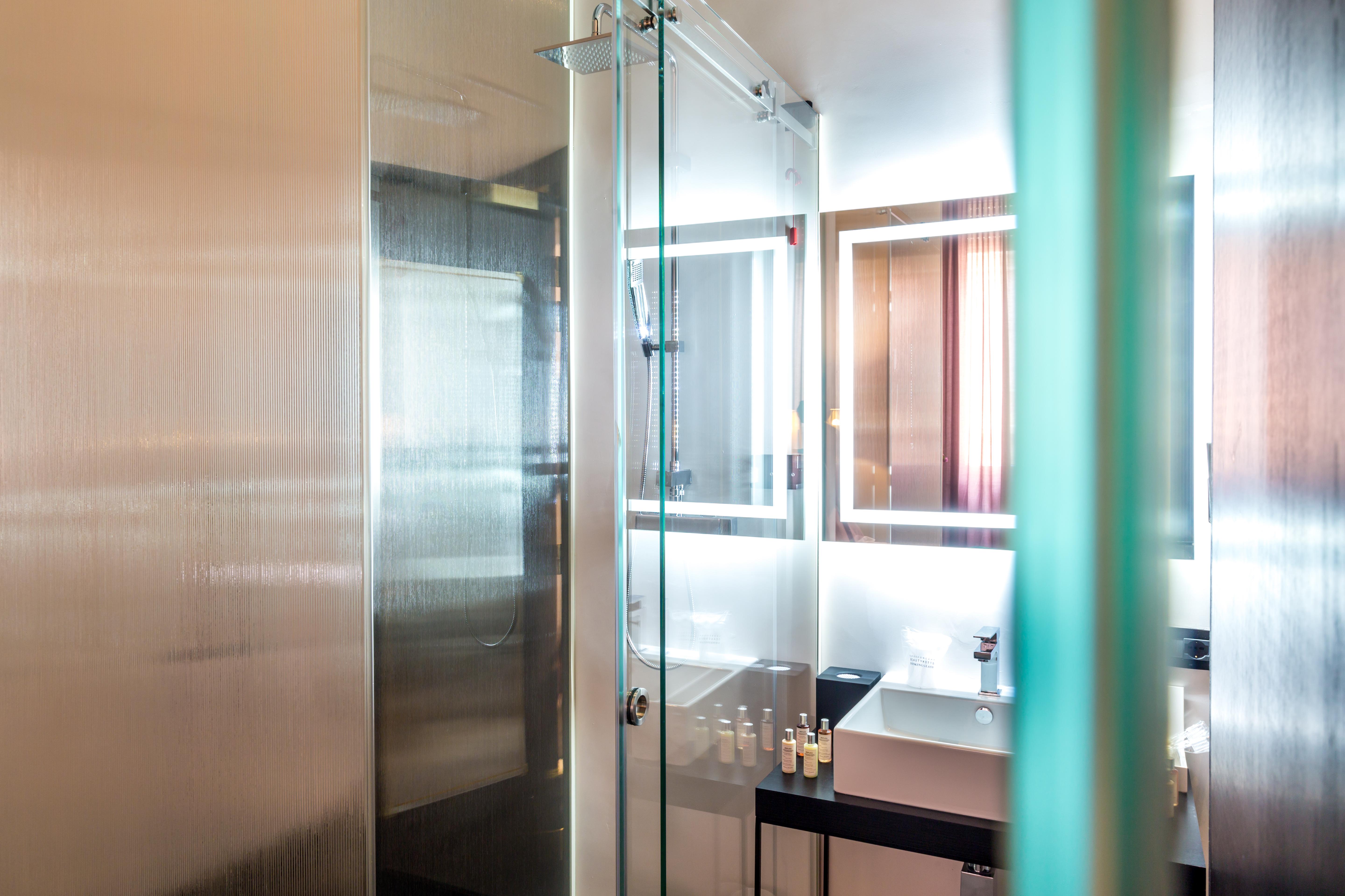 The H'All Tailor Suite Roma Exterior foto A shower door