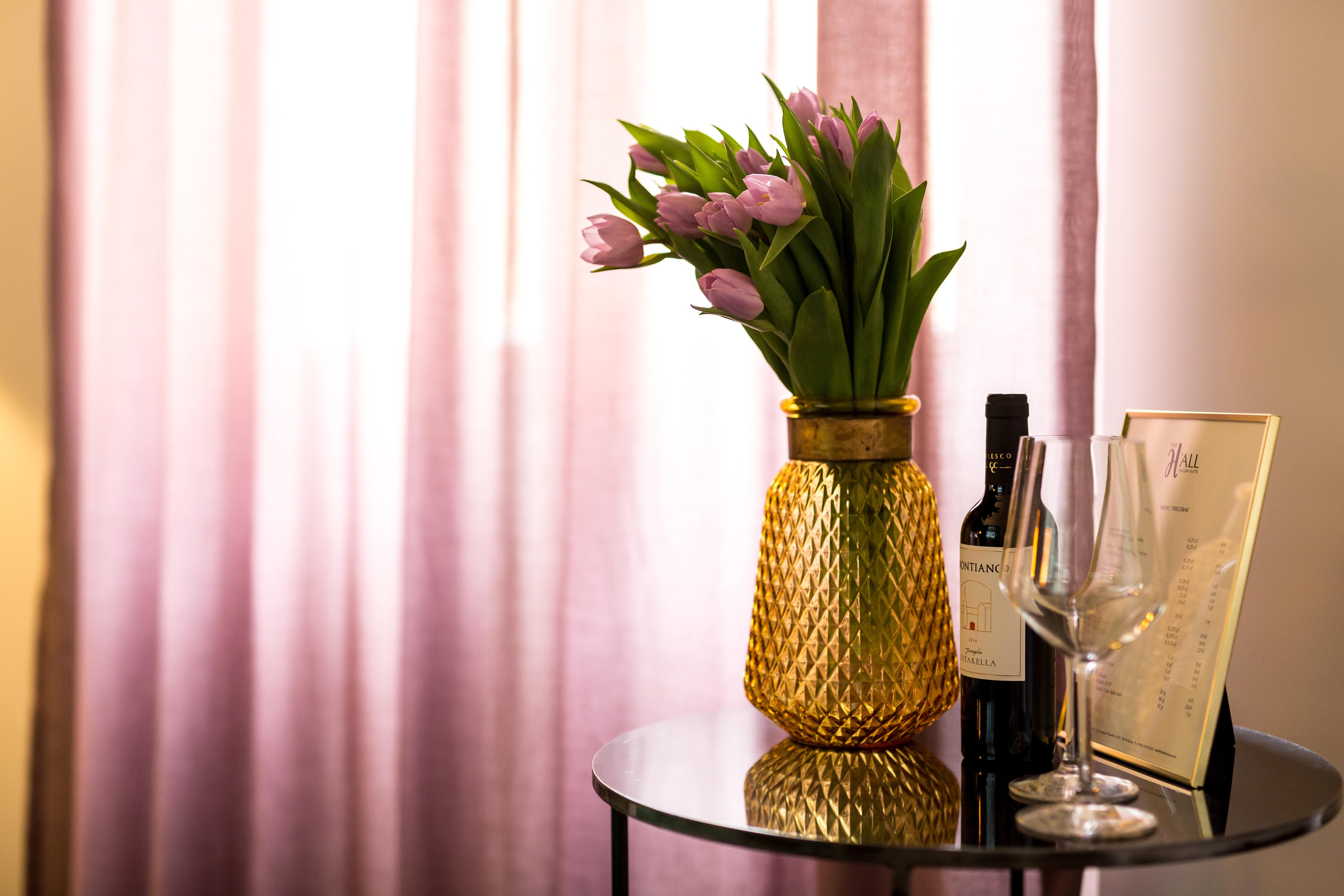 The H'All Tailor Suite Roma Exterior foto A vase of flowers