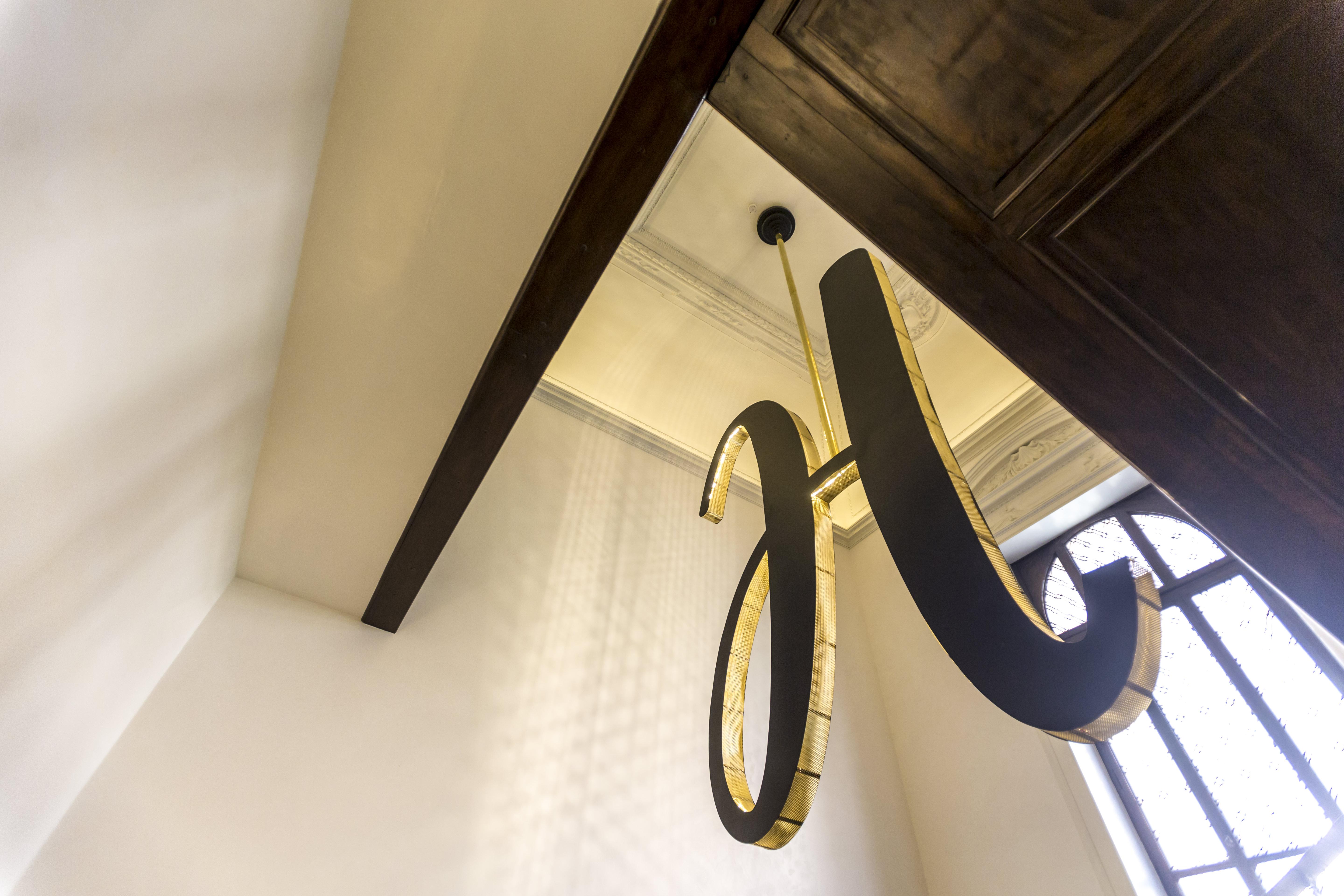 The H'All Tailor Suite Roma Exterior foto A chandelier by the artist