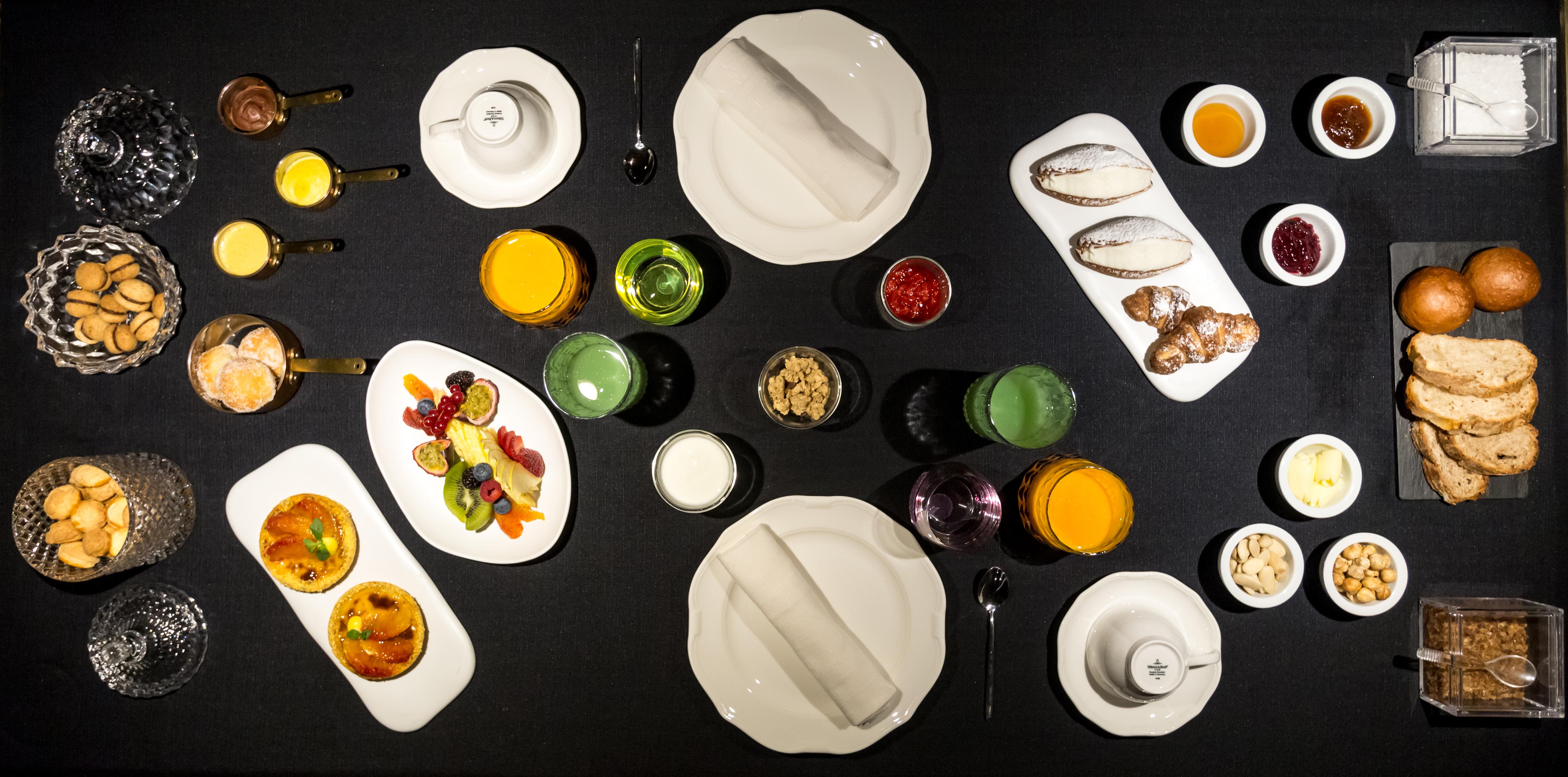 The H'All Tailor Suite Roma Exterior foto A selection of tableware