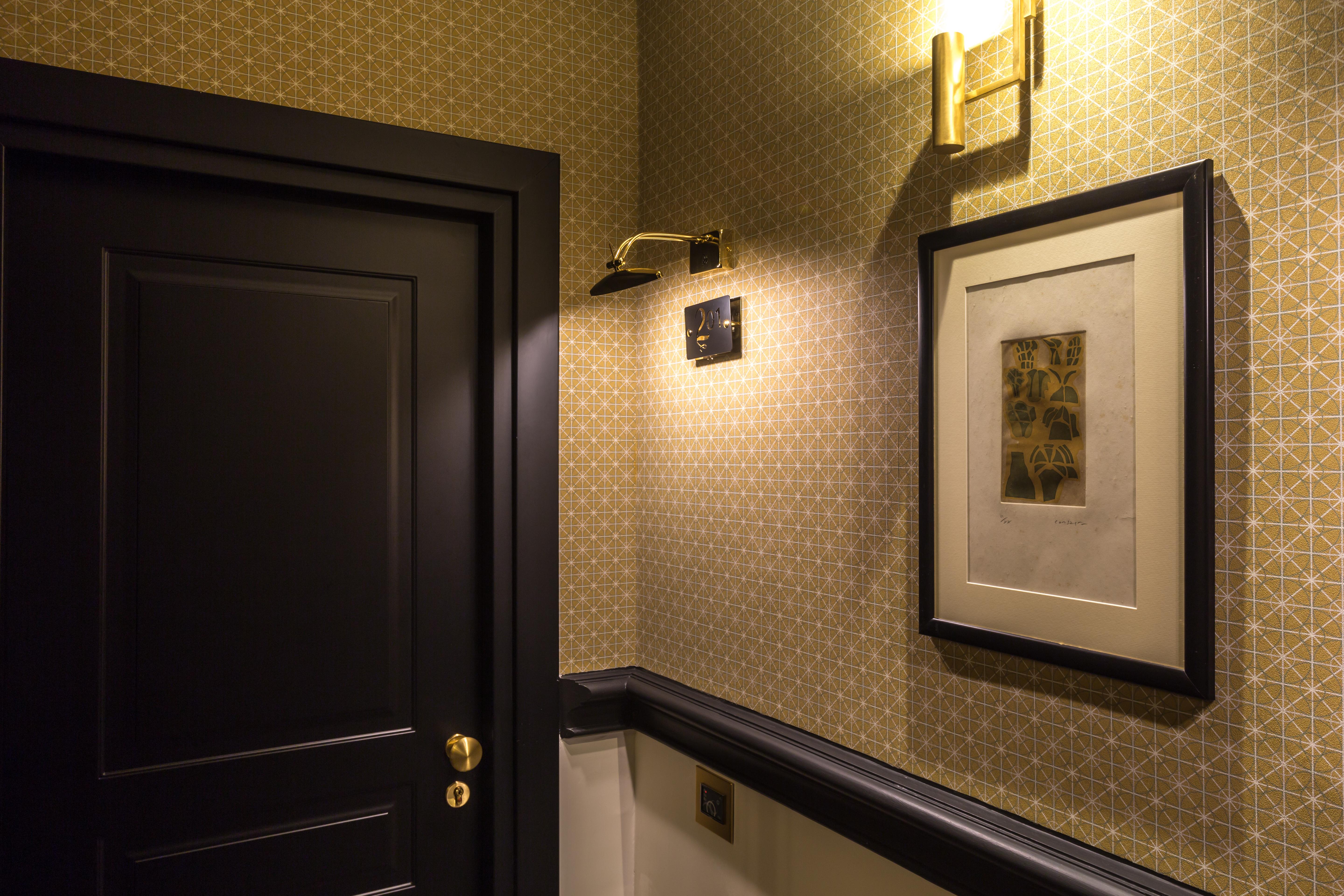 The H'All Tailor Suite Roma Exterior foto A wall mounted light