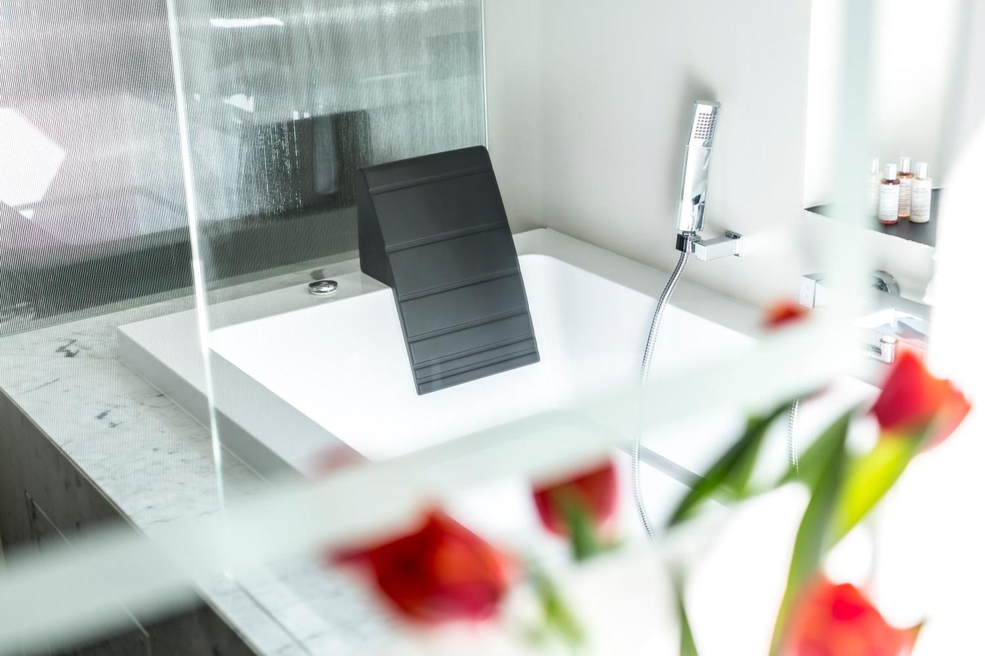 The H'All Tailor Suite Roma Exterior foto A modern bathtub