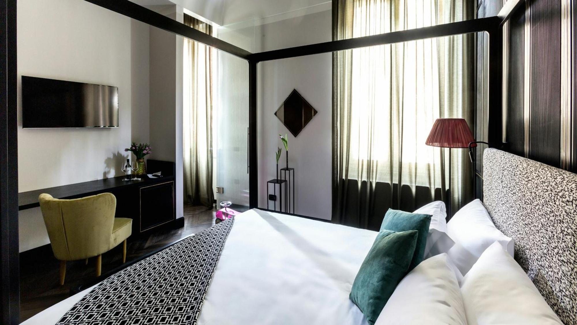 The H'All Tailor Suite Roma Exterior foto A room at the hotel
