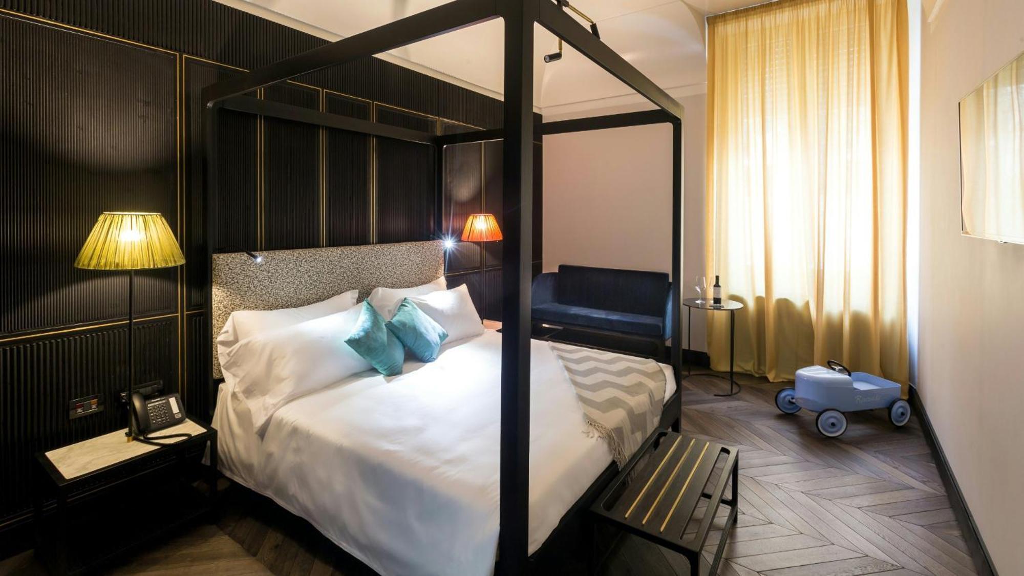 The H'All Tailor Suite Roma Exterior foto A room at the Hotel