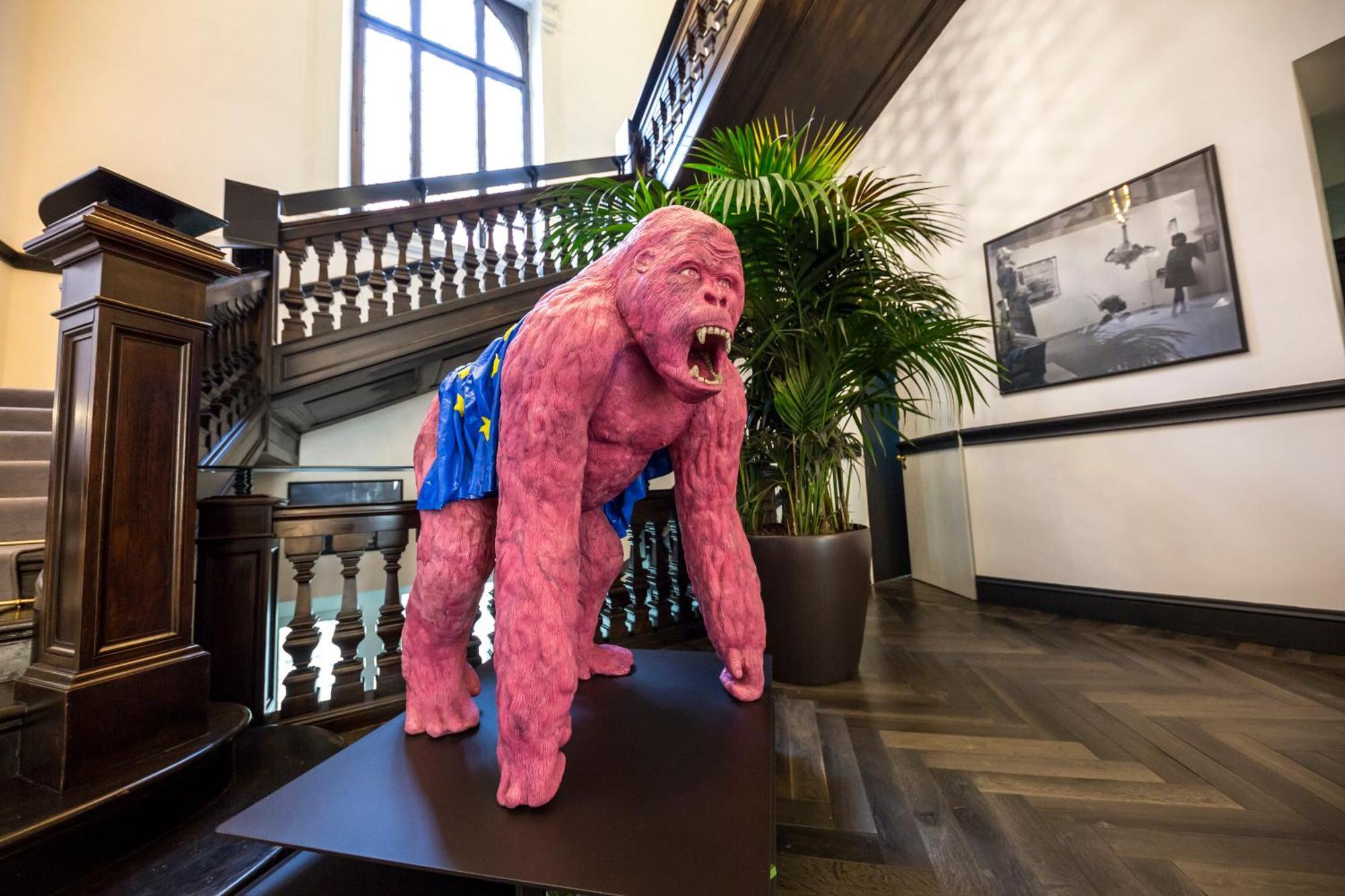 The H'All Tailor Suite Roma Exterior foto Pink Gorilla at the entrance of the hotel