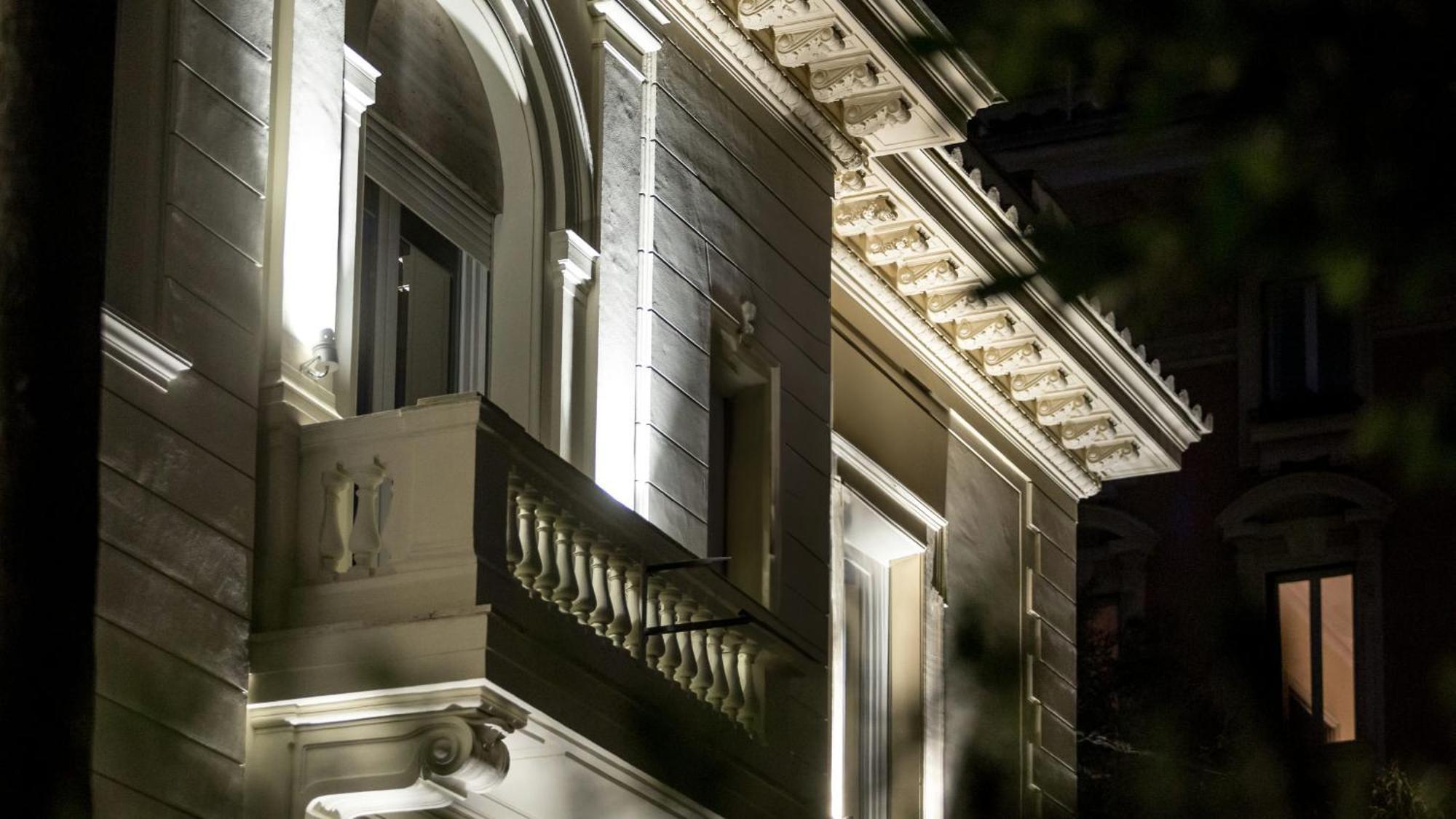 The H'All Tailor Suite Roma Exterior foto The facade of the house at night