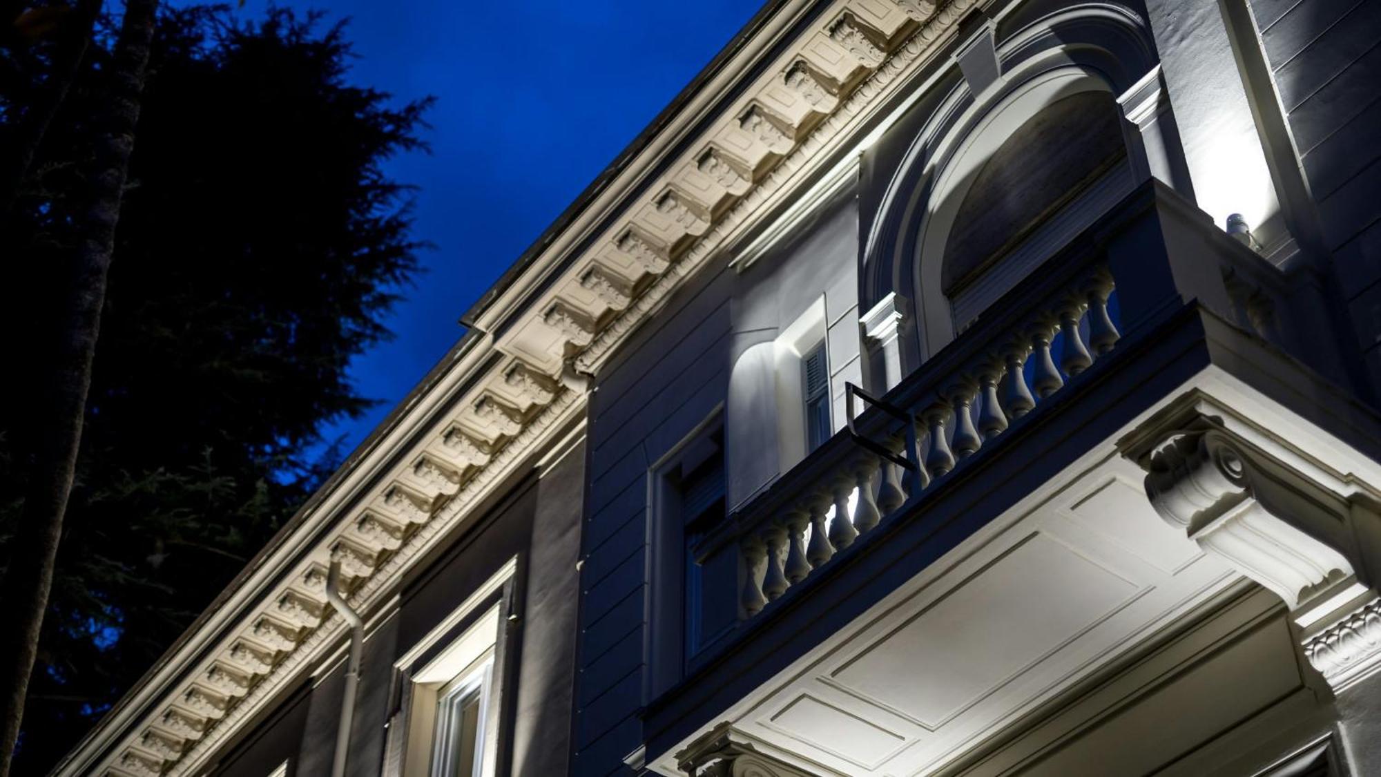 The H'All Tailor Suite Roma Exterior foto The facade of the house at night